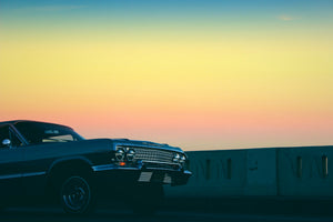aluminium-print-vintage-car-in-the-evening-light
