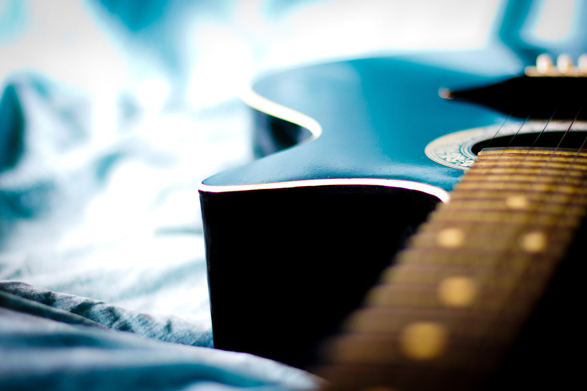 3-piece-aluminium-print-close-up-guitar